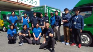 トラックとたくさんのドライバーたち