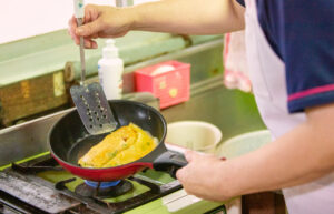 卵焼きを作る手元