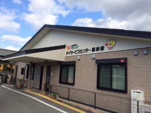 建物外観と青空
