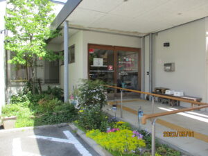 黄色いお花の咲く明るい入口