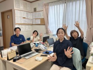 笑顔のワーカー4人