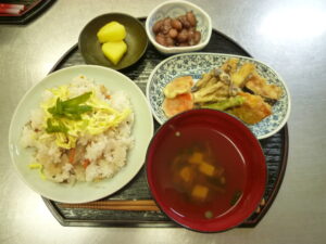 ちらしずし・お吸い物・天ぷらのお食事のアップ