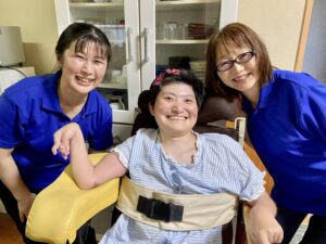 ワーカー2名と利用者さんが笑顔でにっこり